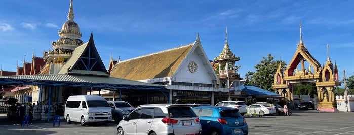 Wat Muang is one of Lugares favoritos de Vee.