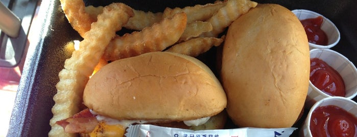 Zaxby's Chicken Fingers & Buffalo Wings is one of Lugares favoritos de Tyler.