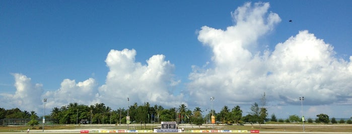 Addu Football Stadium is one of Lieux sauvegardés par Kimmie.