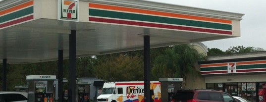 7-Eleven is one of Locais curtidos por Ashley.