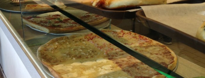 Gigi's Pizzeria is one of Locais curtidos por Shiv.