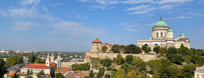 Szent Tamás-hegyi kilátó is one of Budapeşte.