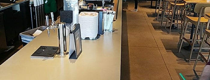 Starbucks is one of สถานที่ที่ Rew ถูกใจ.