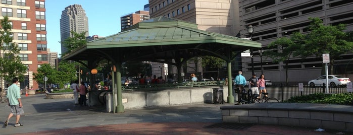 Grove Street PATH Station is one of Orte, die Justin gefallen.