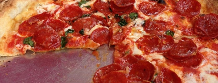 Dolce Vita Pizzeria & Enoteca is one of สถานที่ที่บันทึกไว้ของ Rachael.