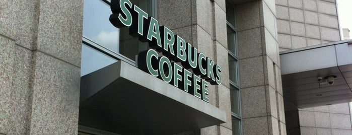 Starbucks is one of Tempat yang Disukai Arnold.