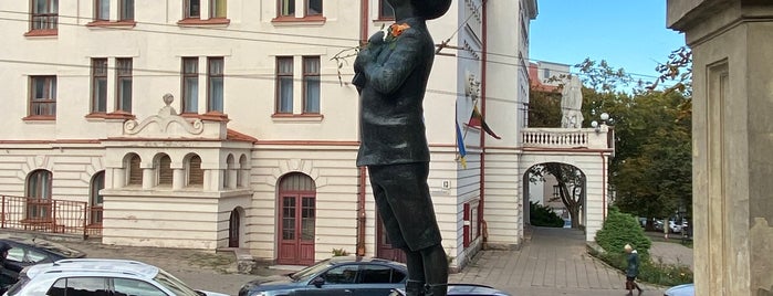 Paminklas Romenui Gariui | Romain Gary monument is one of Vilnius best stops.