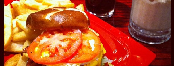 Red Robin Gourmet Burgers and Brews is one of Lugares favoritos de Lamya.