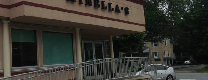 Minella's Main Line Diner is one of Tempat yang Disimpan Camille.