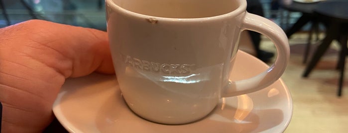 Starbucks is one of Mikaelaさんのお気に入りスポット.