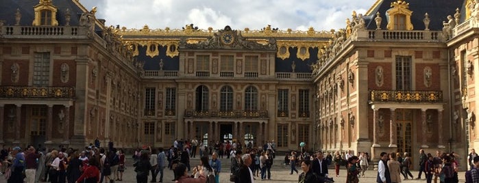 Palacio de Versalles is one of Hello, Paris.