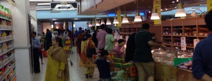 Lulu Hyper Market is one of Orte, die Deepak gefallen.