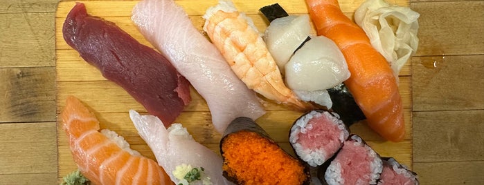 Tomo21 Sushi is one of Lugares guardados de CJ.