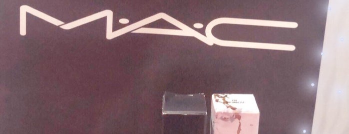 Mac Cosmetics is one of Tempat yang Disukai Ricardo.