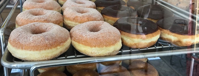 Baker's Dozen Donuts is one of Tempat yang Disukai Amir.