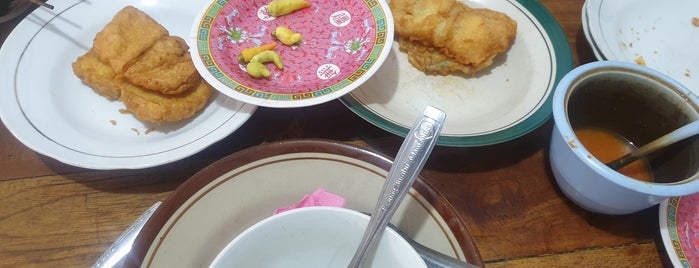 Soto & Ayam Goreng "Mekar Jaya" is one of Common Local Food.