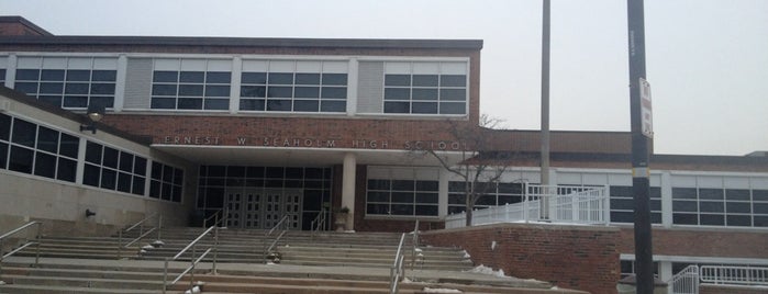 Seaholm High School is one of Harryさんのお気に入りスポット.