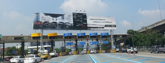 Si Nakarin Toll Plaza is one of ทางพิเศษศรีรัช (Sirat Expressway).