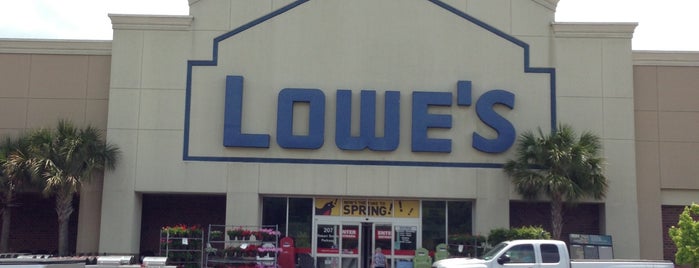 Lowe's is one of Locais curtidos por Bob.