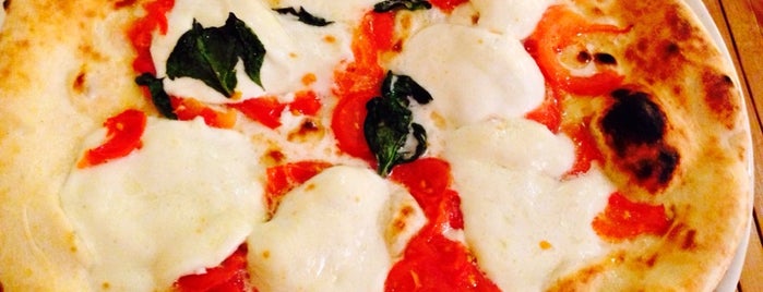 Pizza Margherita is one of Pizzerie a Napoli e dintorni.