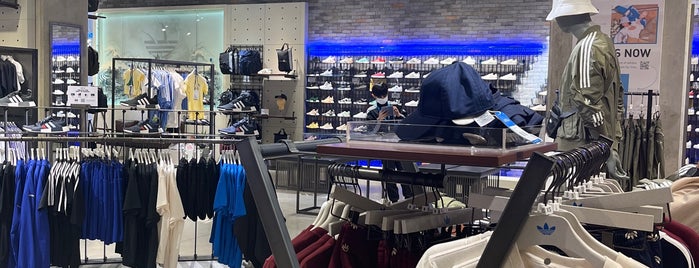Adidas Original Store is one of Orte, die Vee gefallen.