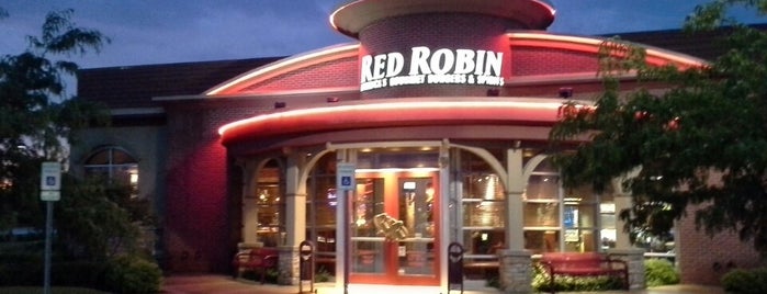 Red Robin Gourmet Burgers and Brews is one of Tempat yang Disukai Melissa.