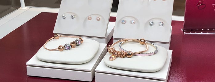 Pandora Jewelry is one of Lieux qui ont plu à Arnaldo.