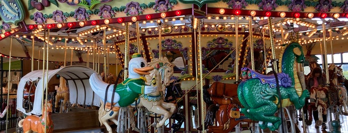 Salem Riverfront Carousel is one of Johnさんのお気に入りスポット.