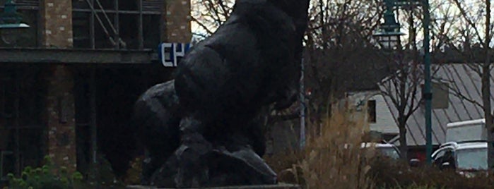 Statue Of Two Bears is one of Lugares favoritos de julio.