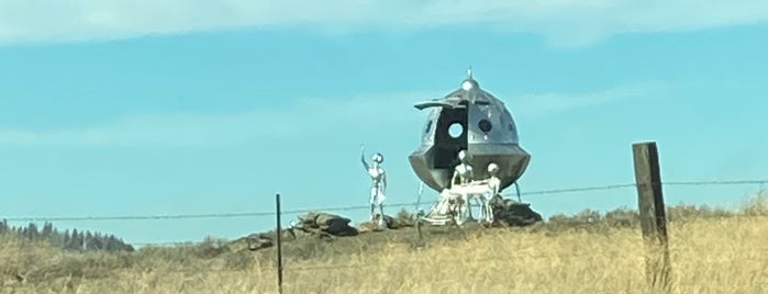 Space Ship in a Field is one of Tempat yang Disukai John.