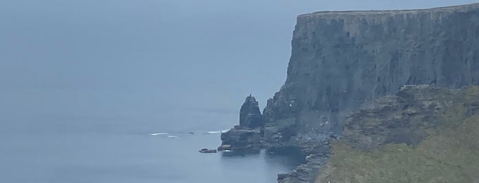 Cliffs of Moher is one of สถานที่ที่ John ถูกใจ.