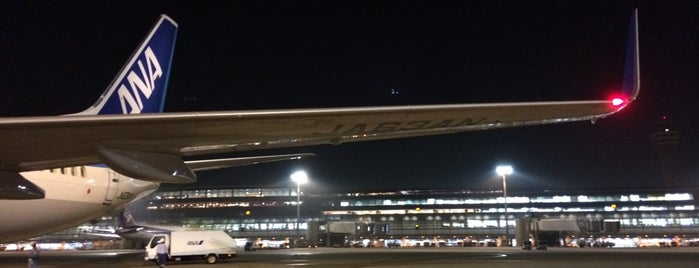 羽田空港 82番ゲート (HND - GATE 82) is one of 羽田空港 第1ターミナル 搭乗口 HND terminal 1 gate.