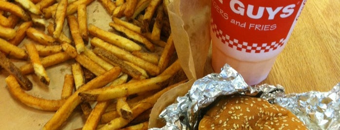 Five Guys is one of Dionさんのお気に入りスポット.