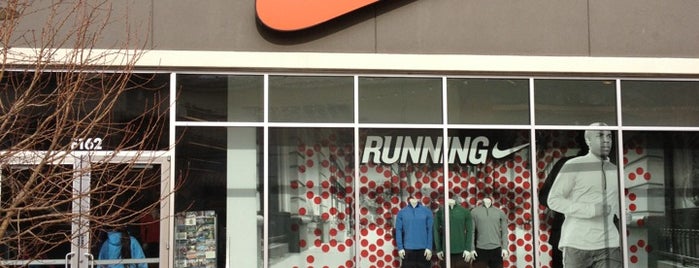 Nike Factory Store is one of Tempat yang Disukai Charlie.