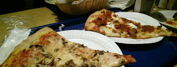 Brother's Pizza is one of Tempat yang Disimpan Lizzie.