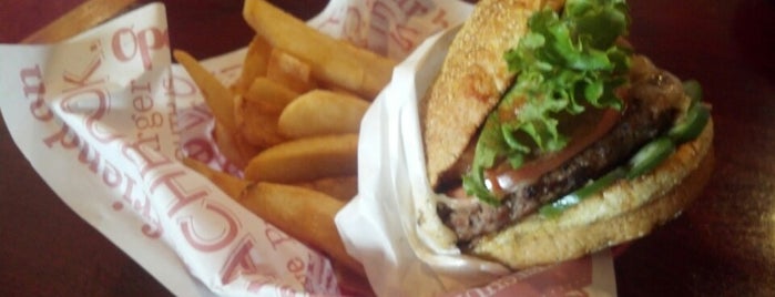 Red Robin Gourmet Burgers and Brews is one of Lugares guardados de Karen.
