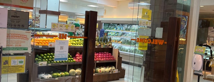 Papaya Fresh Gallery is one of kunjungan khusus makanan berat dan ringan..