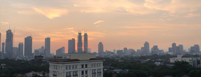 La Vue Rooftop & Bar is one of Tempat makan standar higiene.