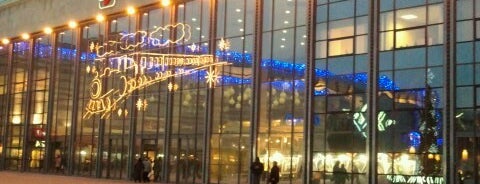 Riga Hauptbahnhof is one of Orte, die Максим gefallen.