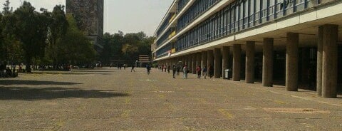 Edificio D Facultad De Derecho is one of Mauro : понравившиеся места.