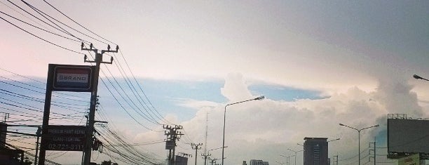 BMTA Bus Stop แยกสวนหลวง (Suan Luang Intersection) is one of Editing.