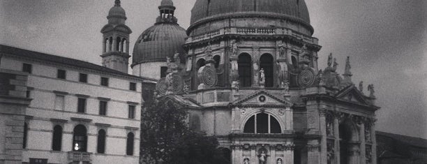 Basilica di Santa Maria della Salute is one of Veneza.