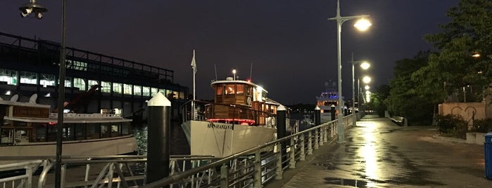 Classic Harbor Line - Pier 62 is one of Lugares favoritos de Matthew.
