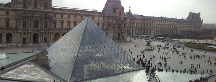 Louvre is one of Mes lieux à Paris.