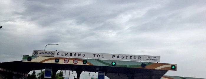 Gerbang Tol Pasteur is one of สถานที่ที่ Nur ถูกใจ.