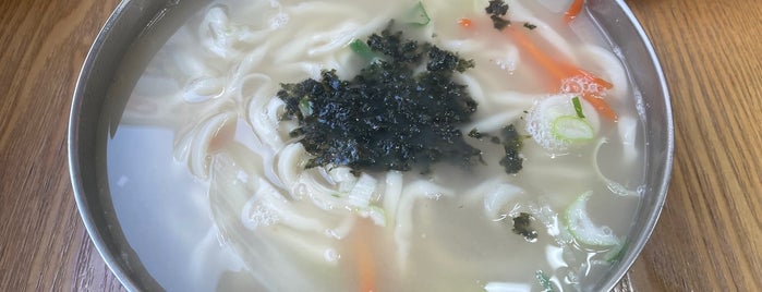 고향손칼국수 Go-Hyang Noodle is one of Bundang을 둘러싼.