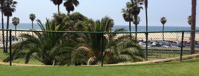 Crescent Bay Park is one of Lugares favoritos de Tony.