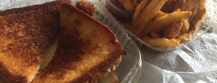 Grilled Cheese & Crab Cake Co. is one of Posti che sono piaciuti a JàNay.