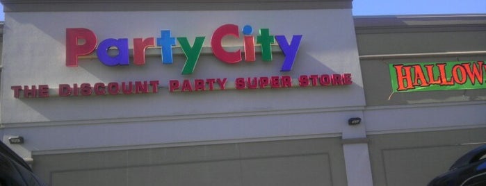 Party City is one of สถานที่ที่ Lizzie ถูกใจ.