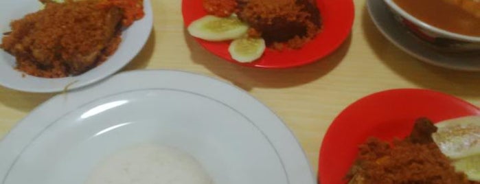 Ayam Gepuk & Kampung Bebek Eco Raos is one of Kuliner Bogor.